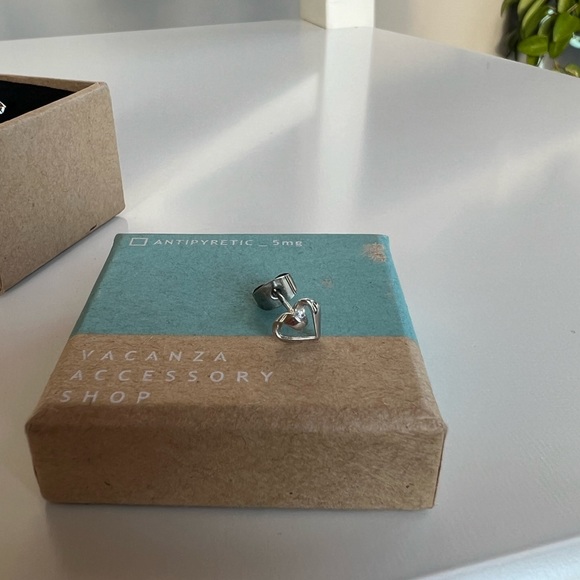 925 Sterling Silver Small Hearts with a Twist Brand New - Picture 2 of 3